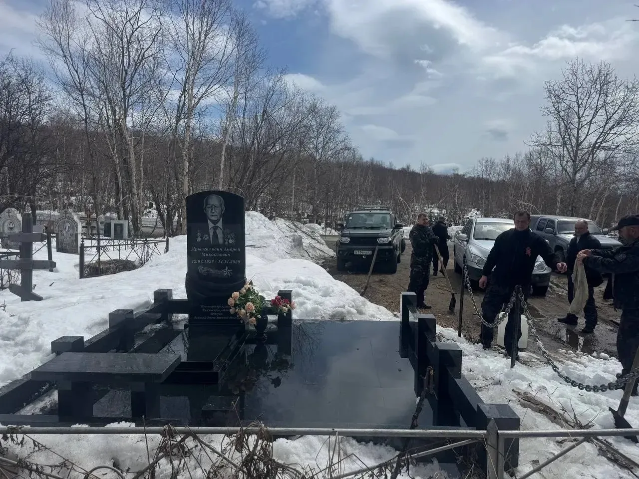 Сотрудники Северо-Восточного ТУ Росрыболовства благоустроили воинские захоронения.