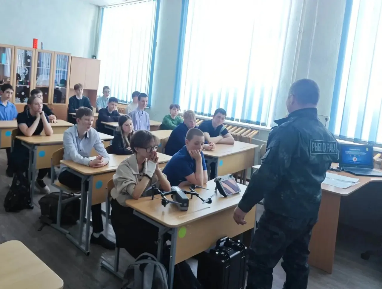 Государственные инспекторы Северо-Восточного ТУ Росрыболовства провели серию профориентационных уроков для школьников Корякского округа